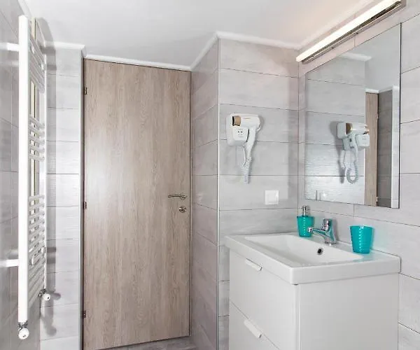 Large, Sunny, Modern Fully Renovated, Next To Agia Sofia Appartement