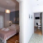 Large, Sunny, Modern Fully Renovated, Next To Agia Sofia 아파트 *
